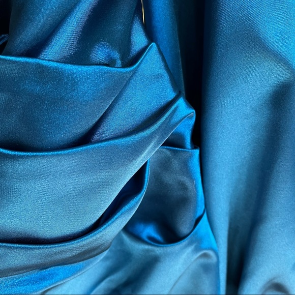 Stunning Backless Satin dress - Picture 8 of 11